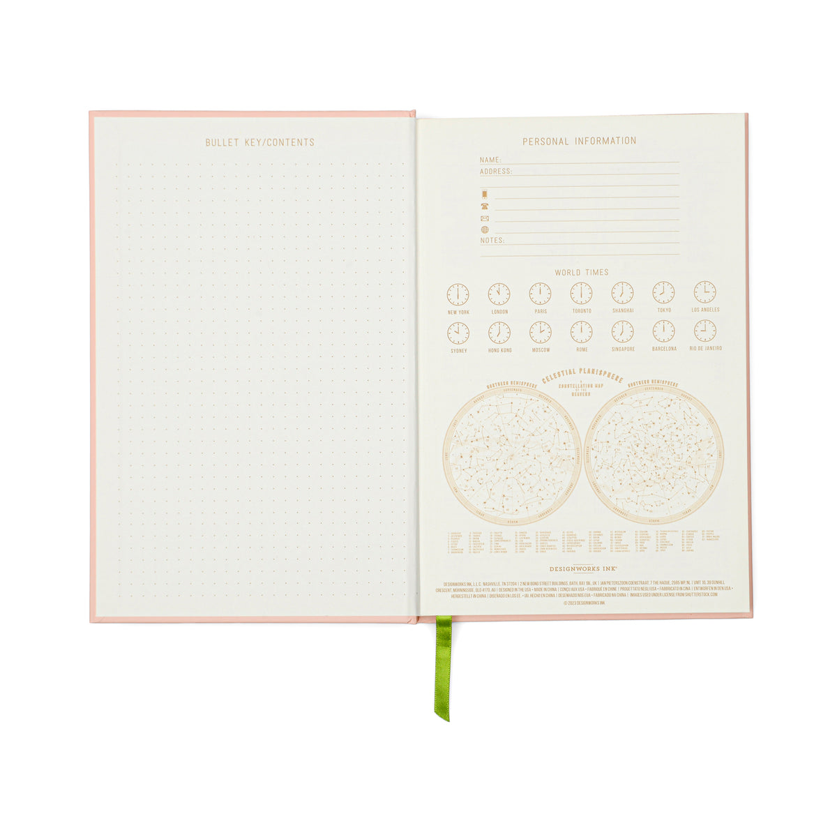 Carnet avec motif soleil sur fond hot pink, ouvert sur une table