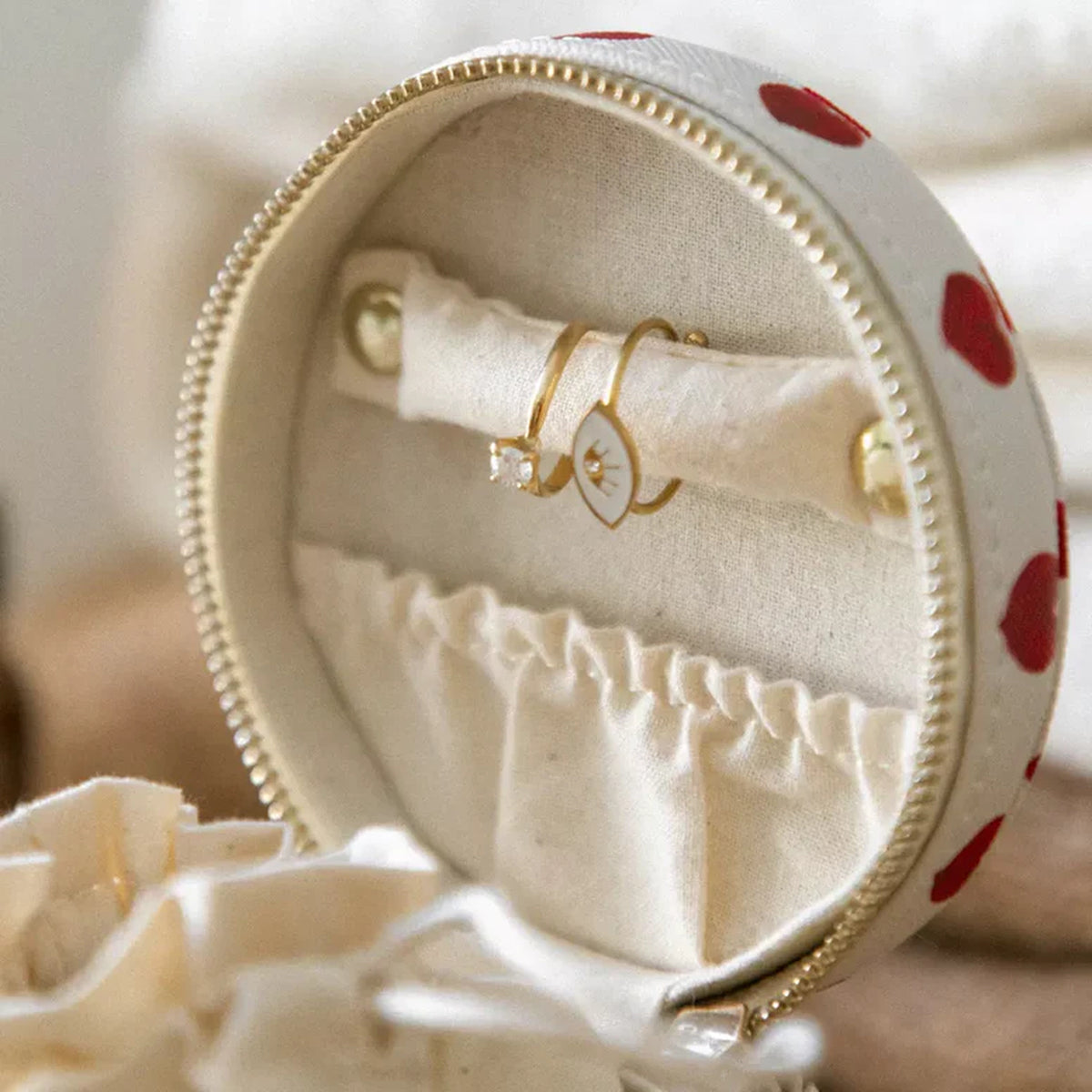 Boîte à bijoux en forme de cœur sur une surface texturée