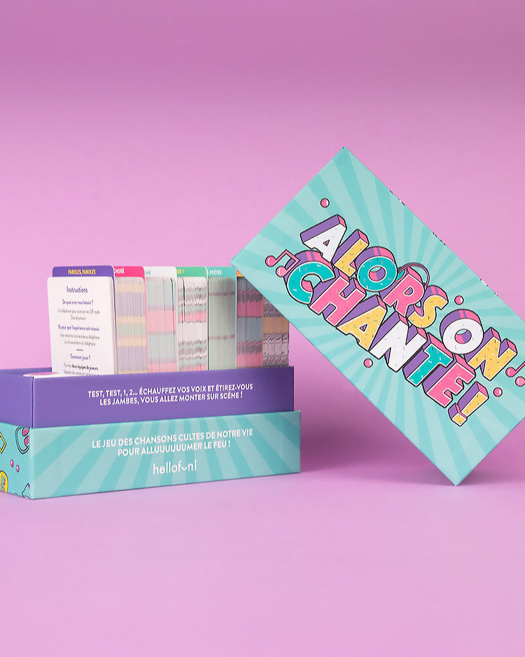 Boîte du jeu de karaoké avec des notes de musique colorées.