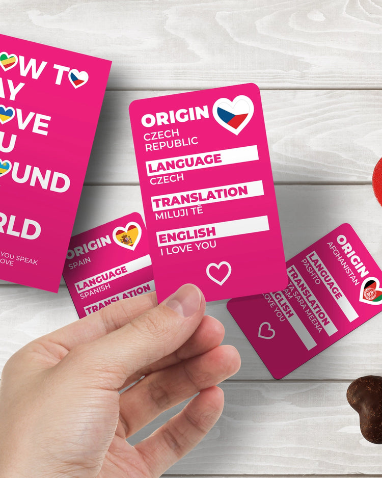 Jeu de cartes coloré sur fond blanc, avec des phrases d'amour