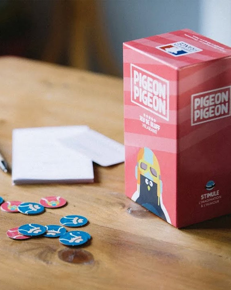 Boîte colorée du jeu Pigeon Pigeon avec illustrations humoristiques.