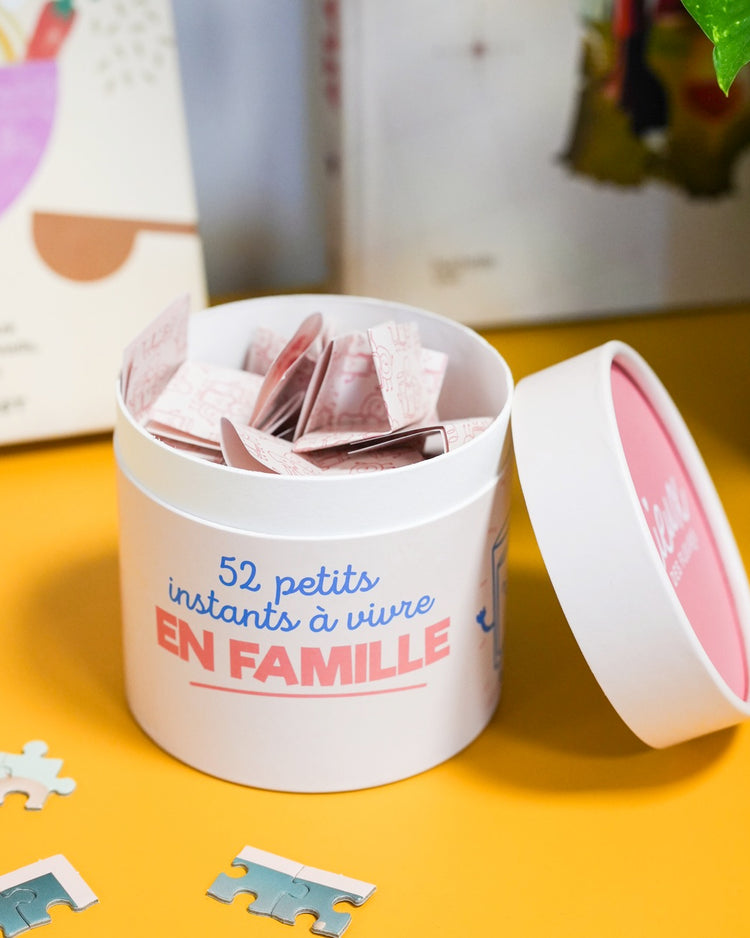 Couverture du jeu avec illustrations colorées et joyeuses.