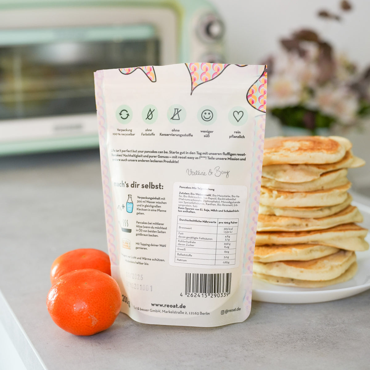 Kit DIY pancakes avec ustensiles et mélange en vue aérienne.