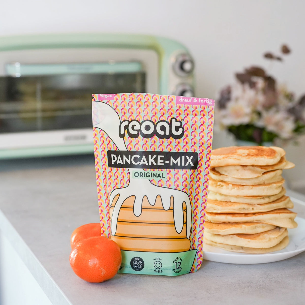 Kit DIY pancakes avec ustensiles et mélange en vue aérienne.
