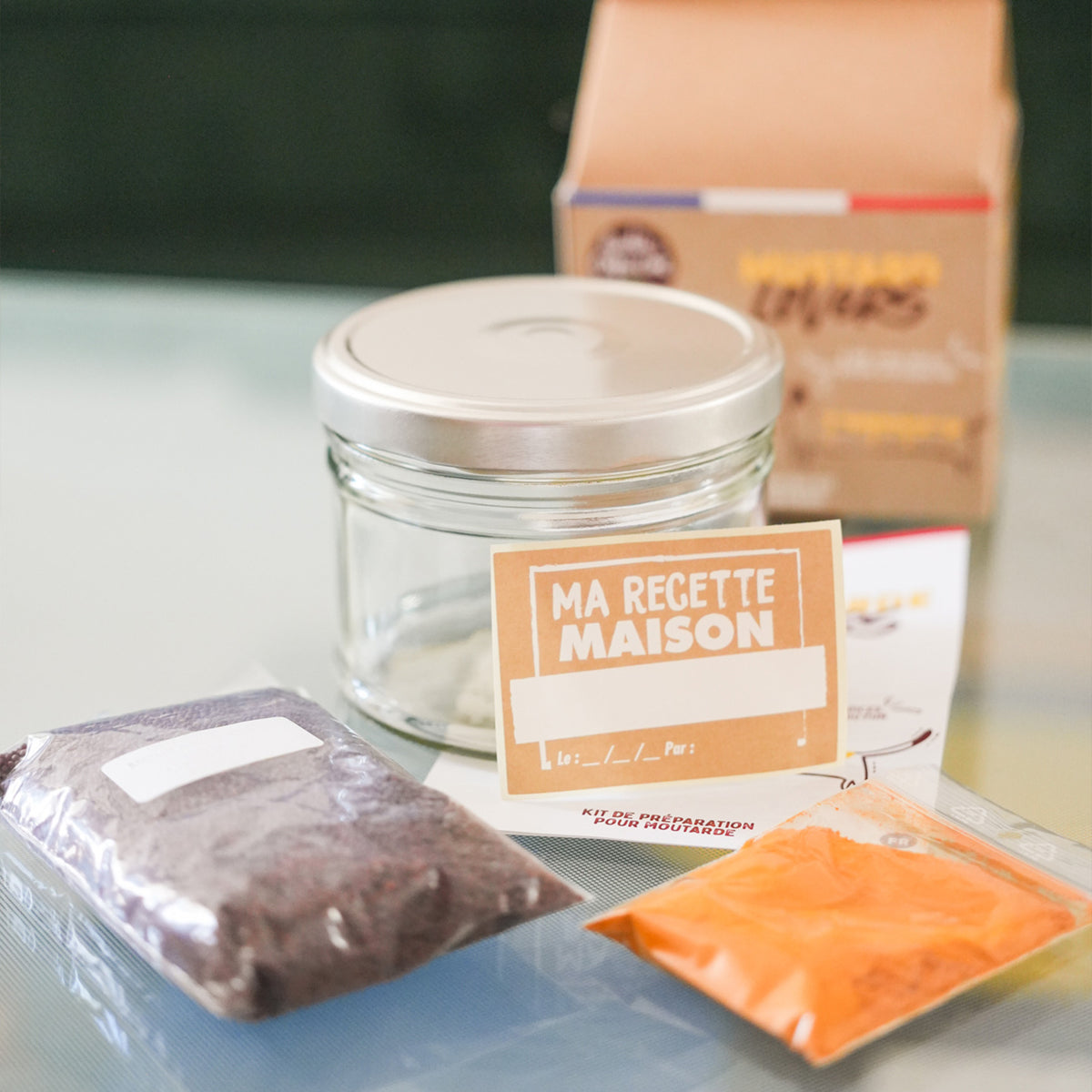 Kit DIY pour moutarde avec épices bio et instructions claires.