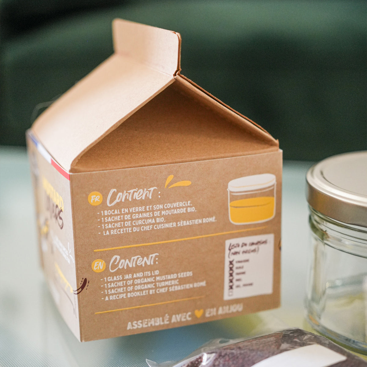 Kit DIY pour moutarde avec épices bio sur fond clair