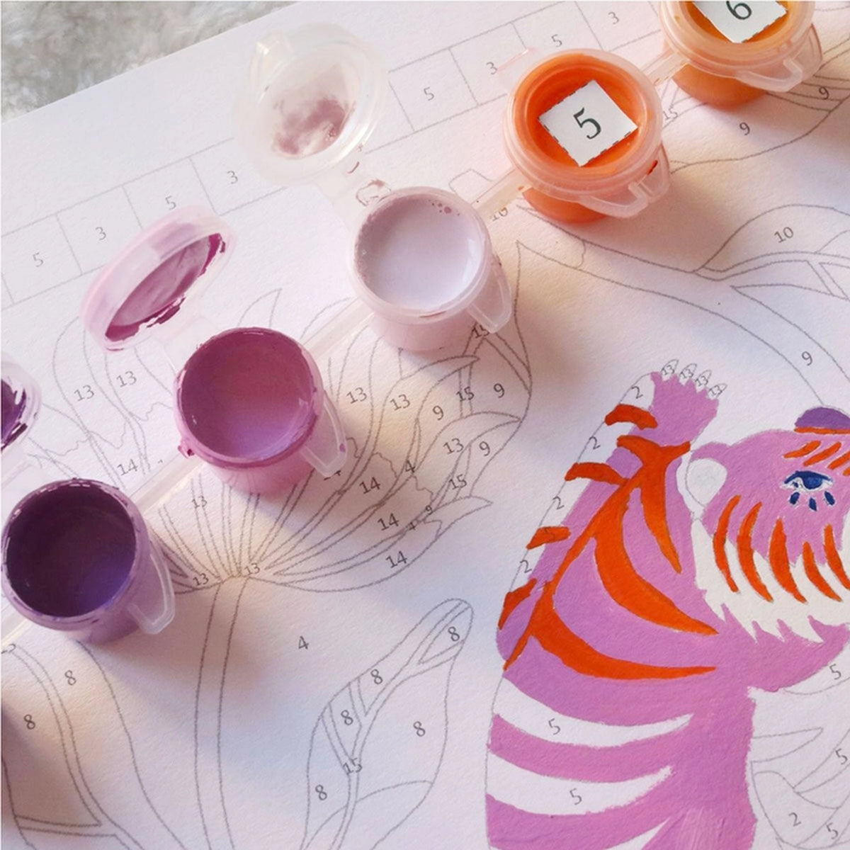 Kit peinture au numéro avec tigre fleuri en détail coloré