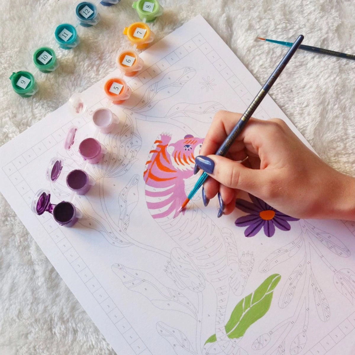 Kit peinture au numéro avec tigre fleuri en détail coloré