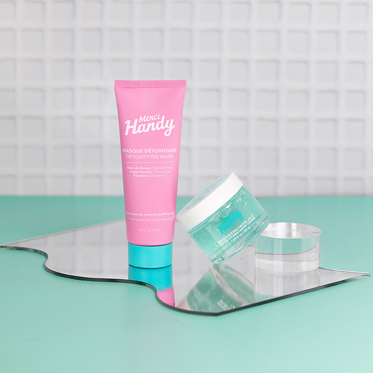 Coffret de soin visage avec chouchou en tissu et produits variés.