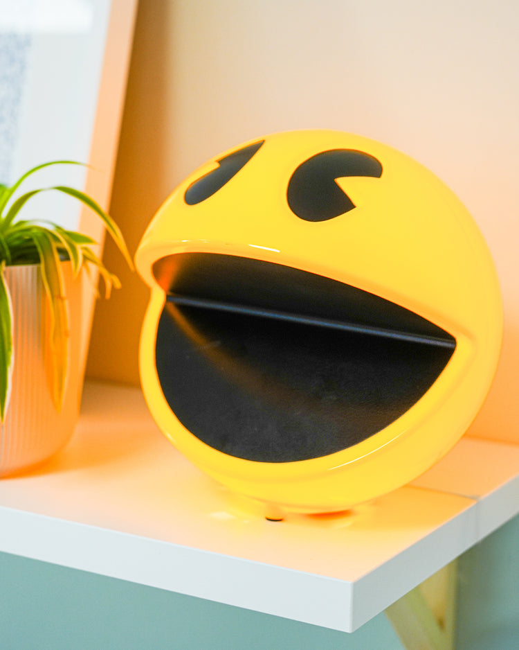 Lampe Pac-Man avec télécommande, vue de côté, éclairage doux.