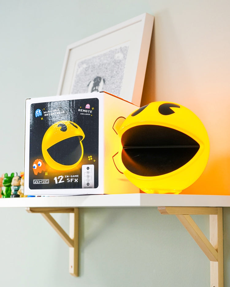 Lampe Pac-Man avec télécommande, vue de face et éclairage allumé.