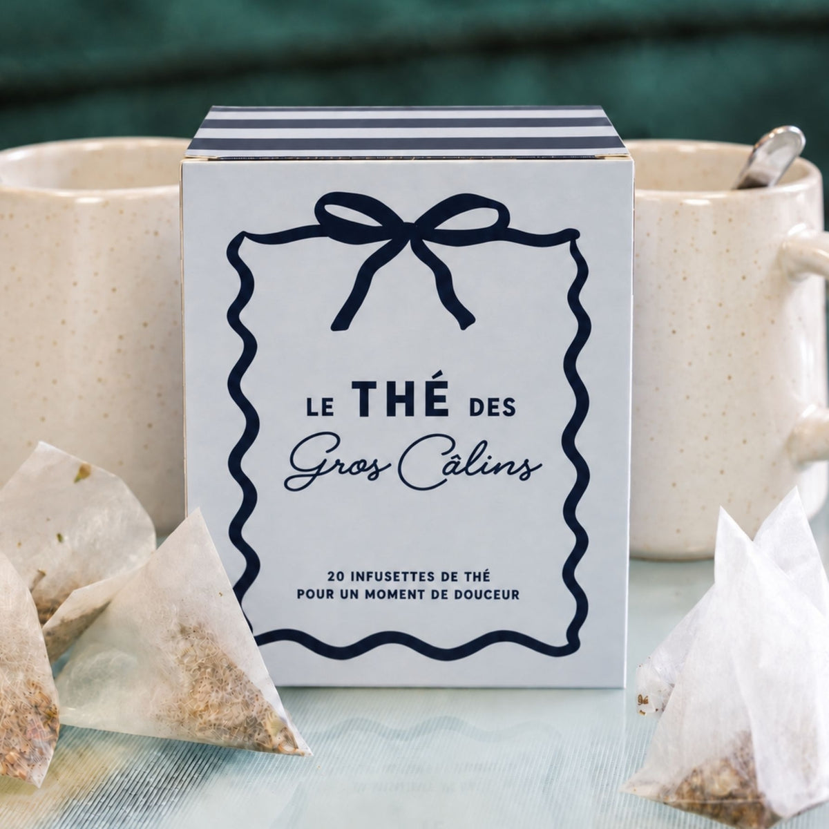 Boîte bleue du Thé des Gros Câlins avec infusettes visibles