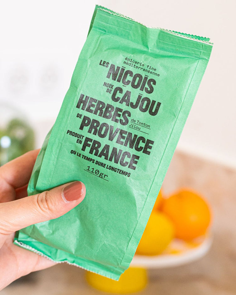 Noix de cajou avec herbes de Provence sur fond en bois