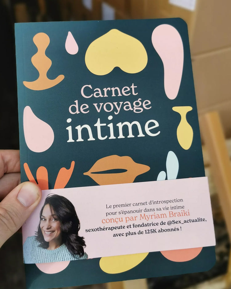 Carnet de voyage intime ouvert, pages blanches et texture douce.