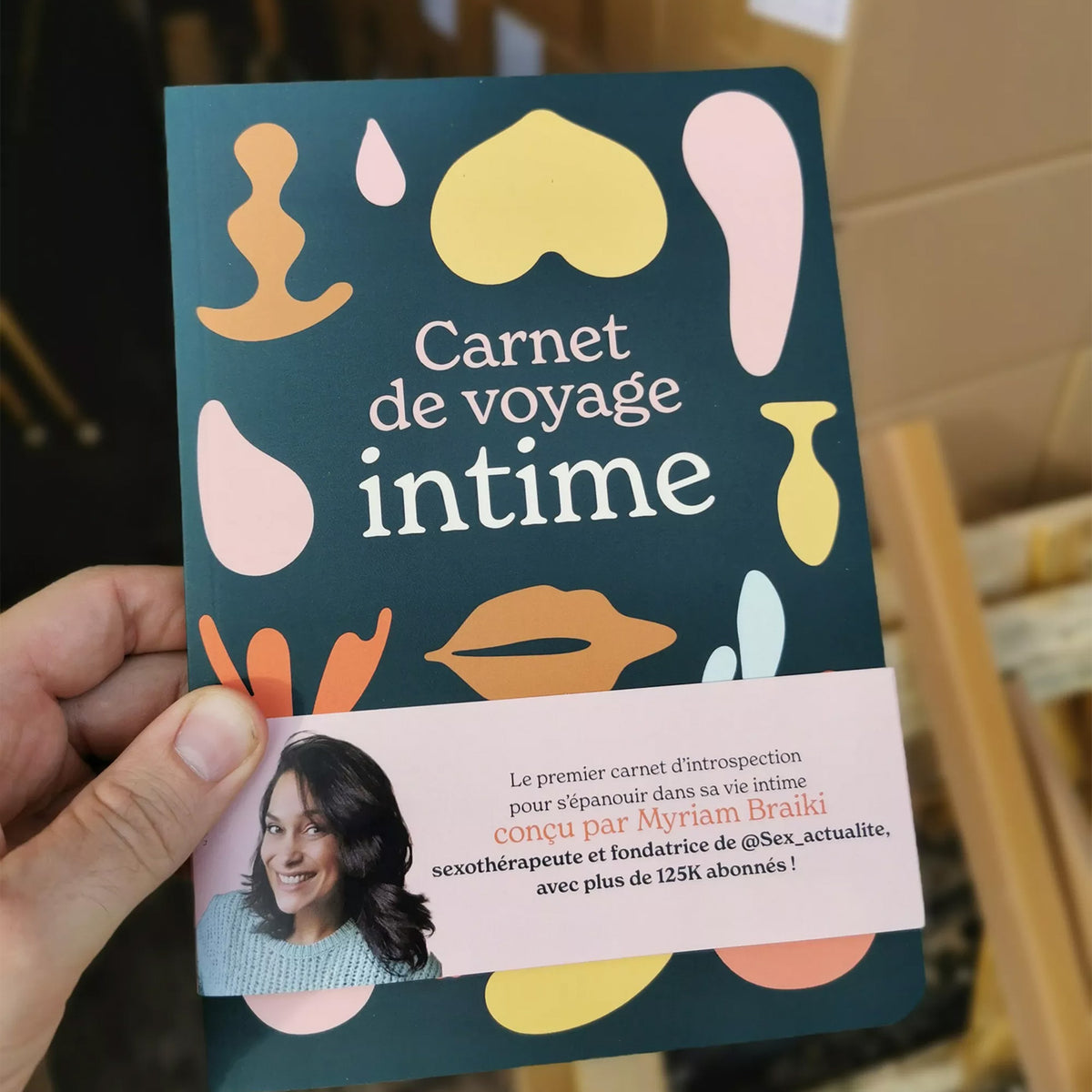 Carnet de voyage intime ouvert, pages blanches et texture douce.