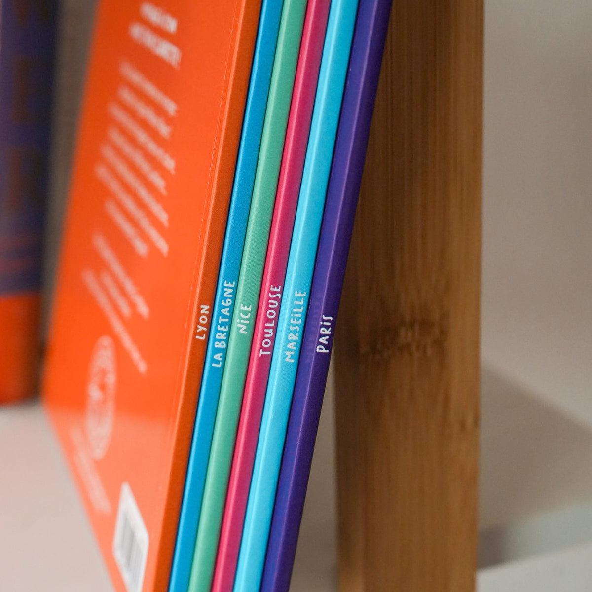 Livre imagier sur les villes avec illustrations colorées