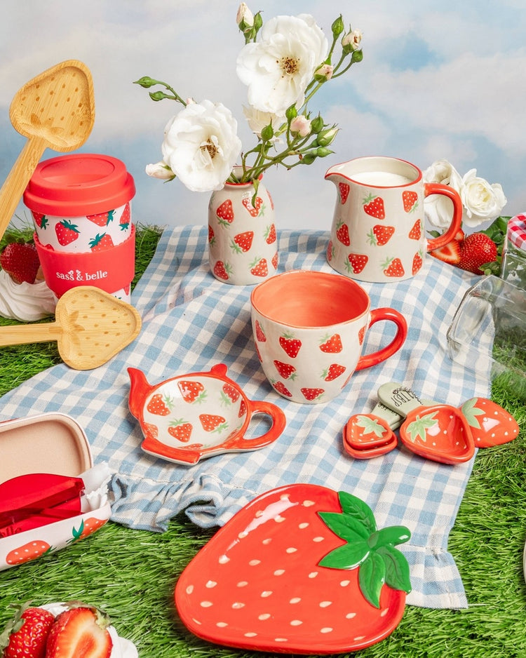 Vide-poches motif fraise, vue de dessus avec détails texturés