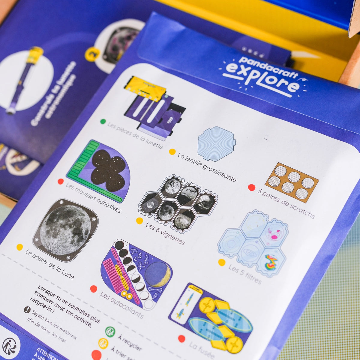 Kit éducatif sur la Lune avec lunette et livret d'activités.