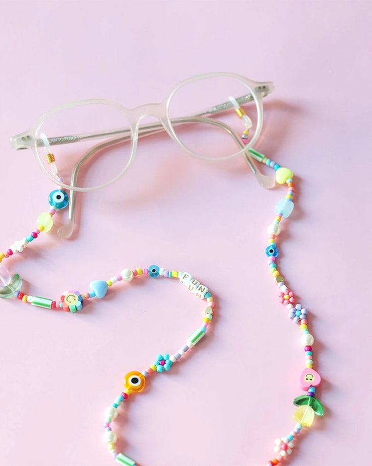 Boîte transparente avec perles colorées et compartiments distincts
