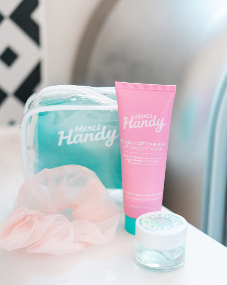 Coffret de soin visage avec chouchou en tissu et produits variés.