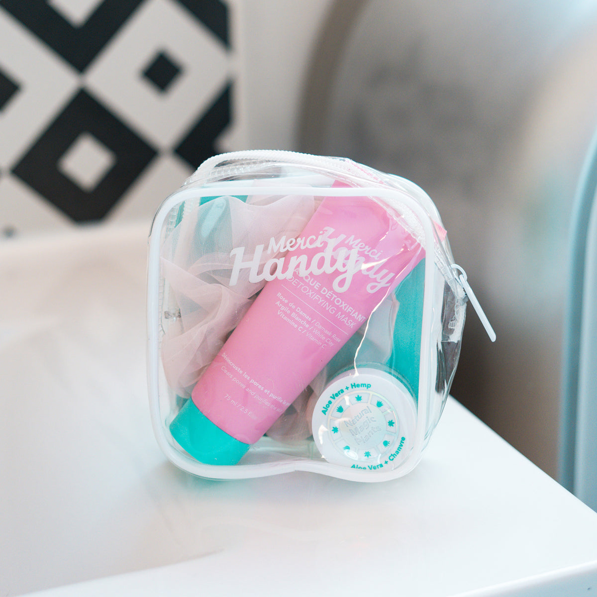 Coffret de soin visage avec chouchou en tissu et produits variés.