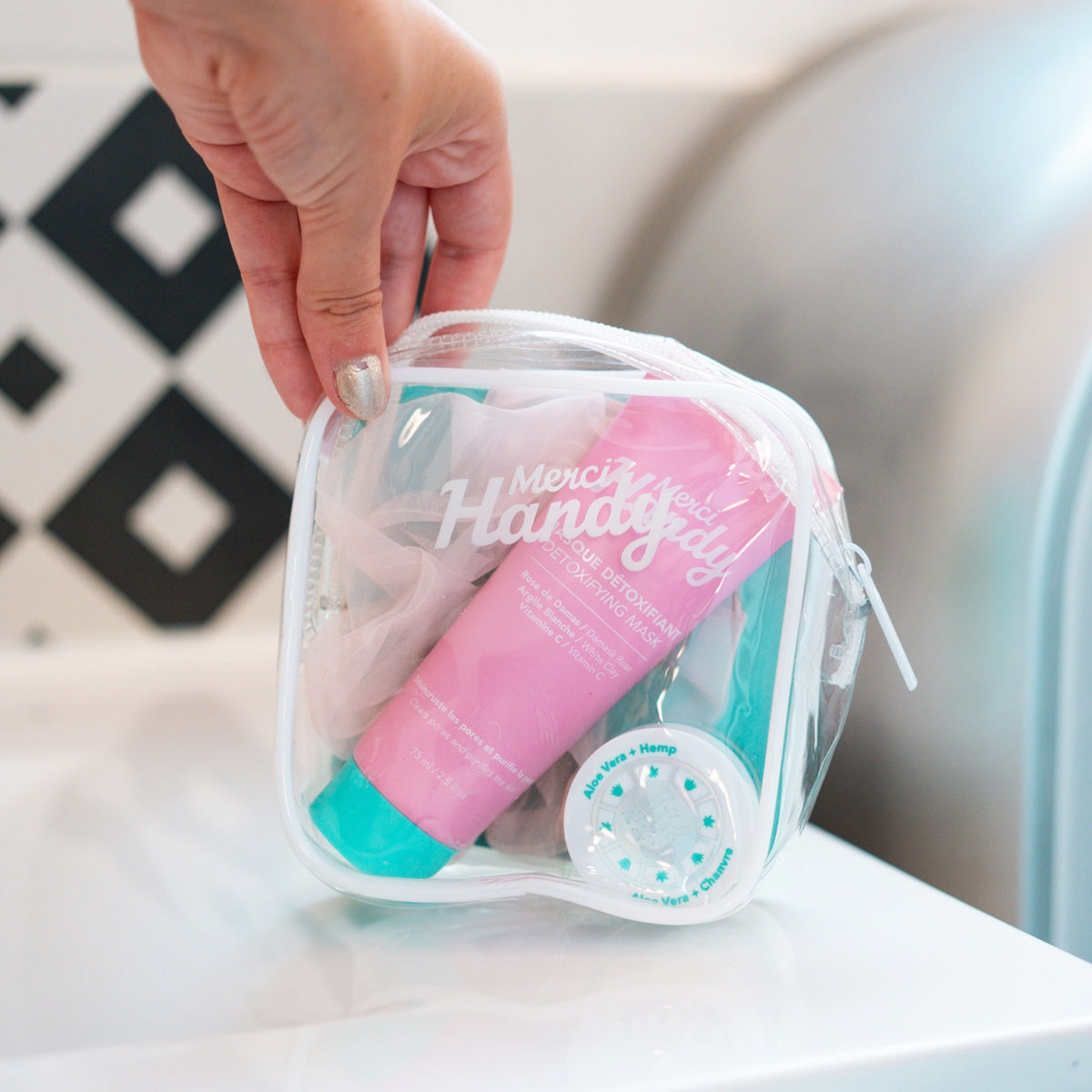Coffret de soin visage avec chouchou en tissu et produits variés.