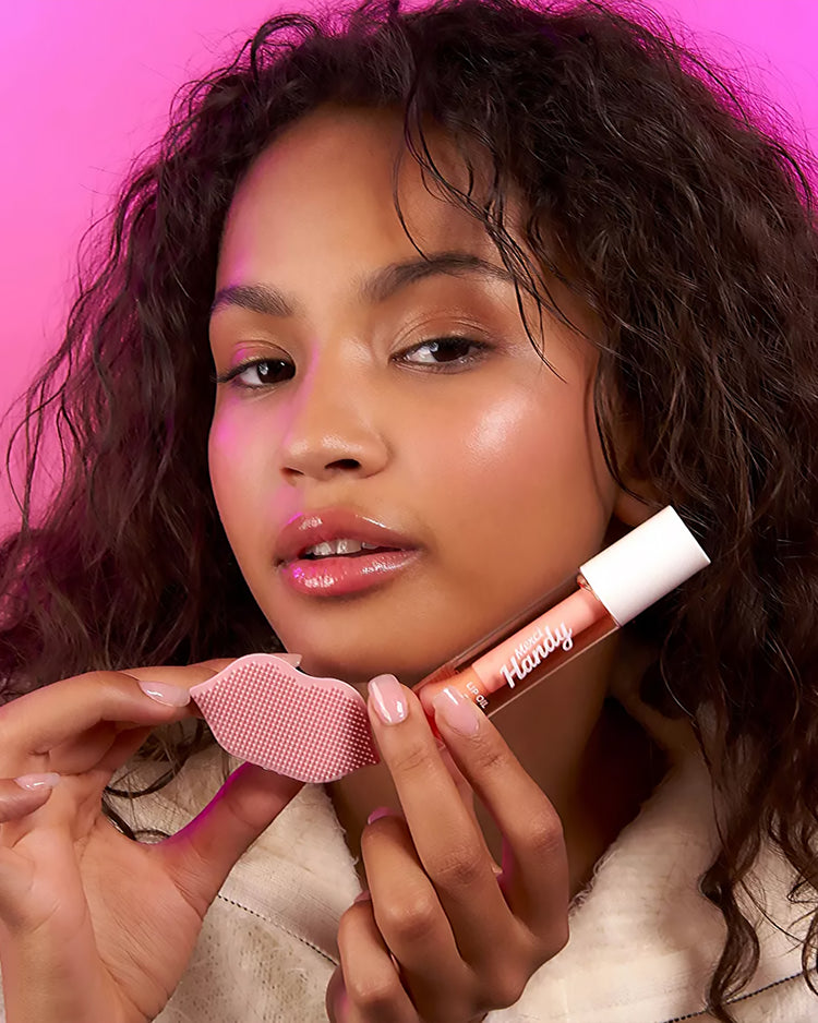 Coffret Lip Glow avec brosse exfoliante et baume à lèvres glossy.