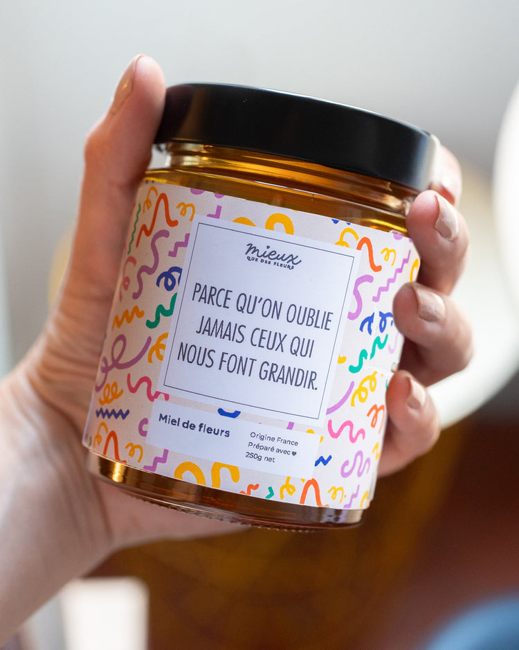 Pot de miel avec étiquette inspirante sur fond clair