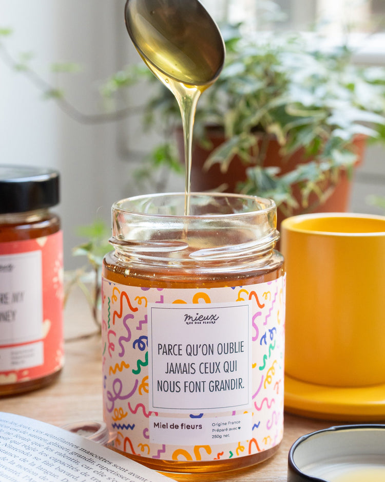 Pot de miel avec étiquette inspirante sur fond flou