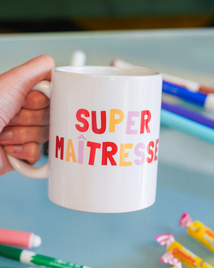 Mug avec inscription pour maîtresse, motif coloré et joyeux.