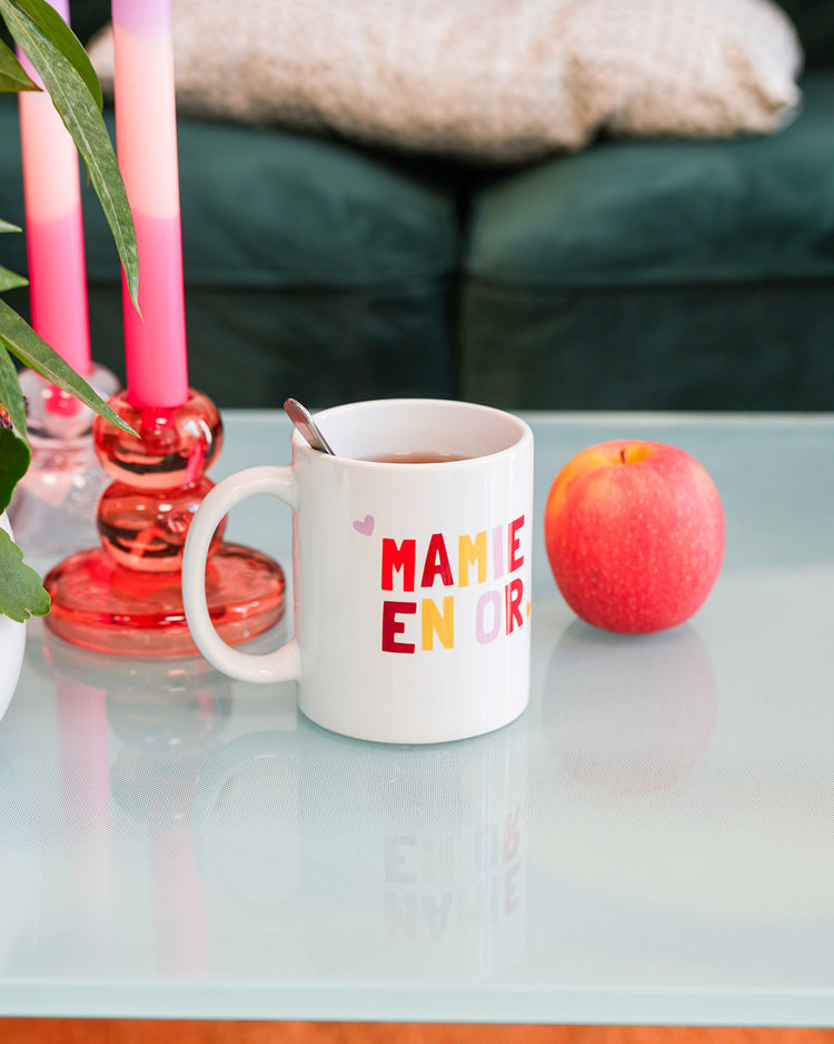 Mug 'Mamie en or' avec motif doré sur fond blanc