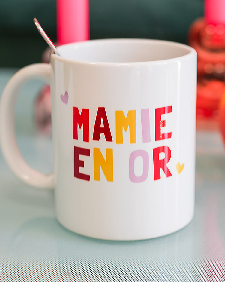Mug 'Mamie en or' avec motif doré sur fond blanc