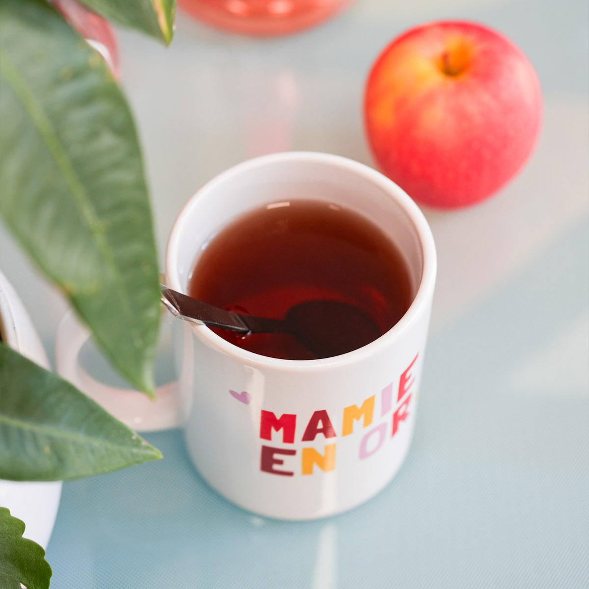 Mug 'Mamie en or' avec motif doré sur fond blanc