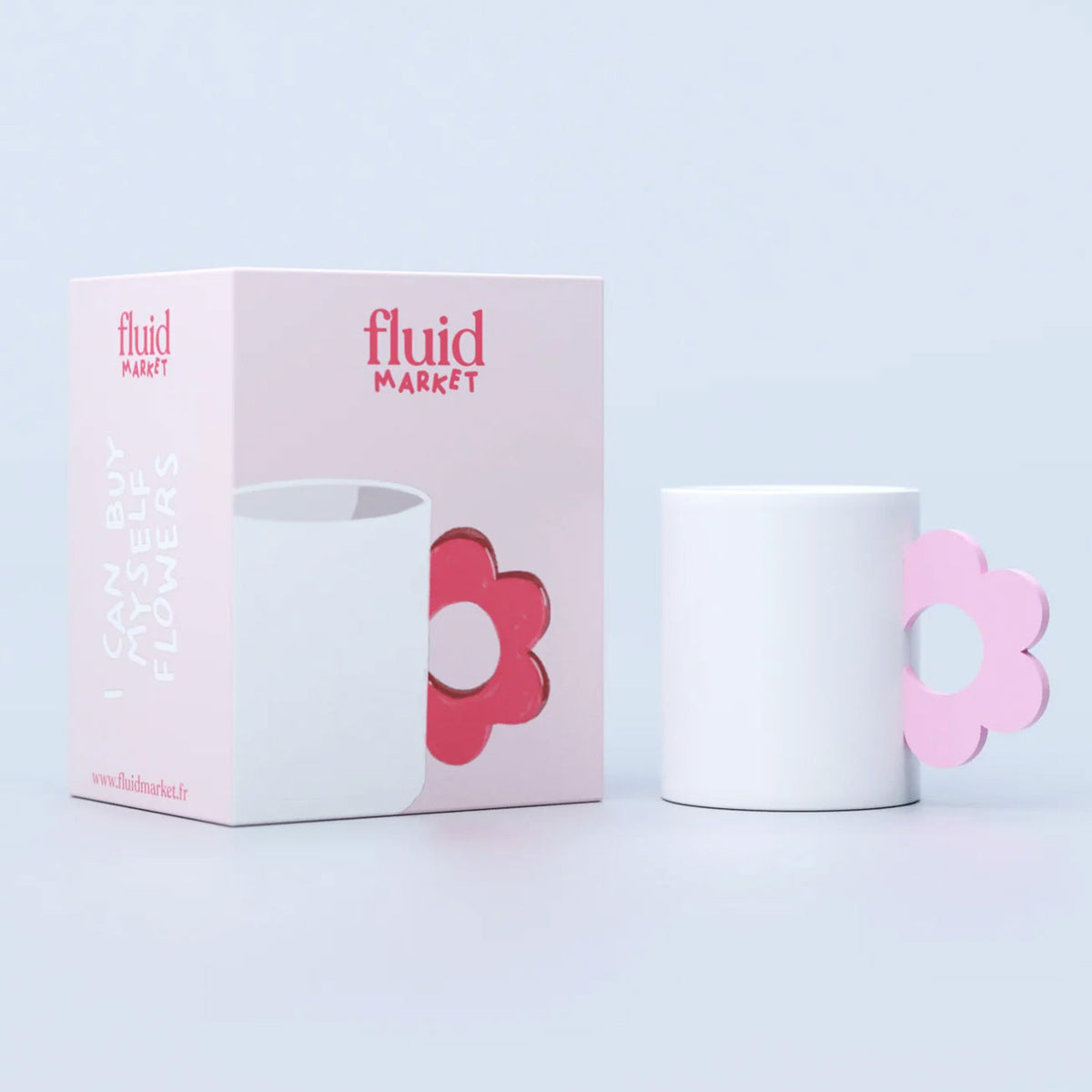 Mug en céramique avec motif floral et anse rose pastel.