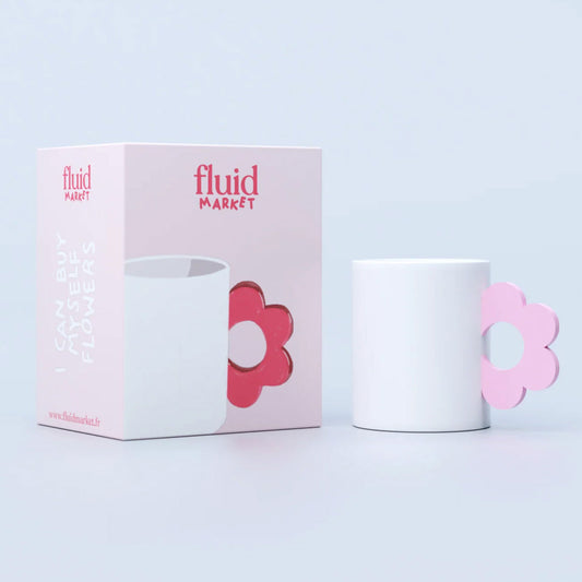 Mug en céramique avec motif floral et anse rose pastel.