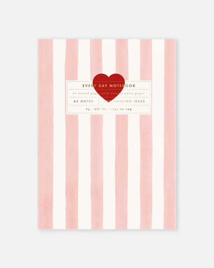 Carnet rayé rose avec cœur rouge sur la couverture