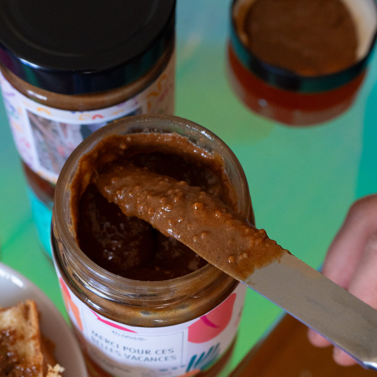 Pâte à tartiner chocolat avec étiquette personnalisée en gros plan.