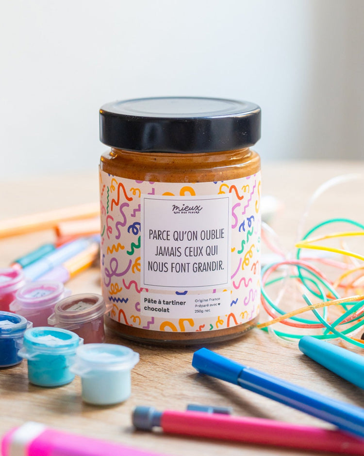 Pot de pâte à tartiner avec étiquette colorée et texture crémeuse