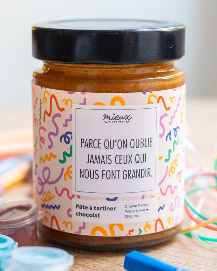 Pot de pâte à tartiner avec étiquette colorée et texture crémeuse.