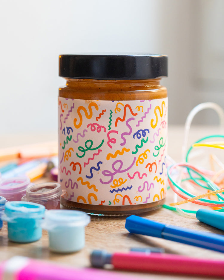 Pot de pâte à tartiner avec étiquette colorée et texture crémeuse