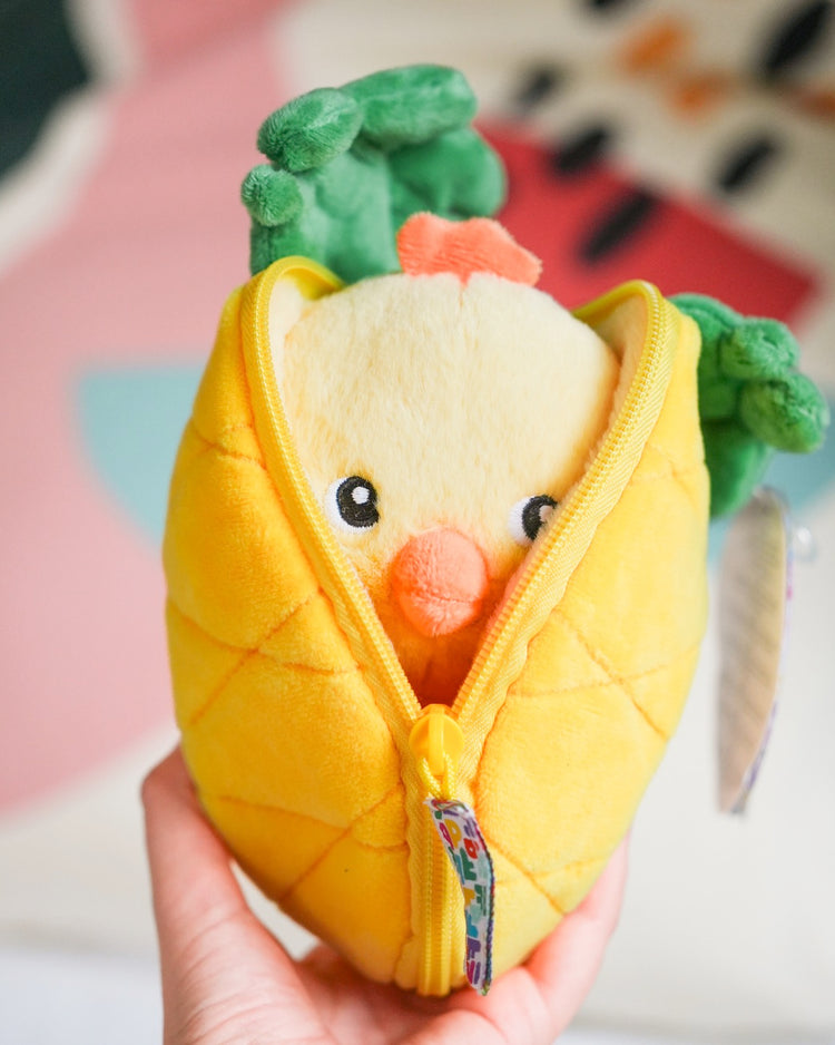 Peluche Nuggets le Poussin avec texture douce et détails d'ananas.