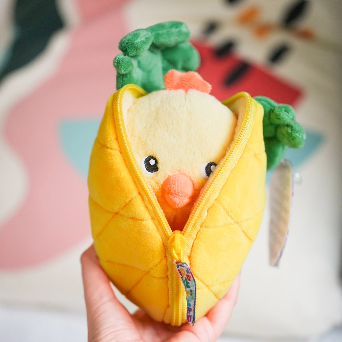 Peluche Nuggets le Poussin avec texture douce et détails d'ananas.