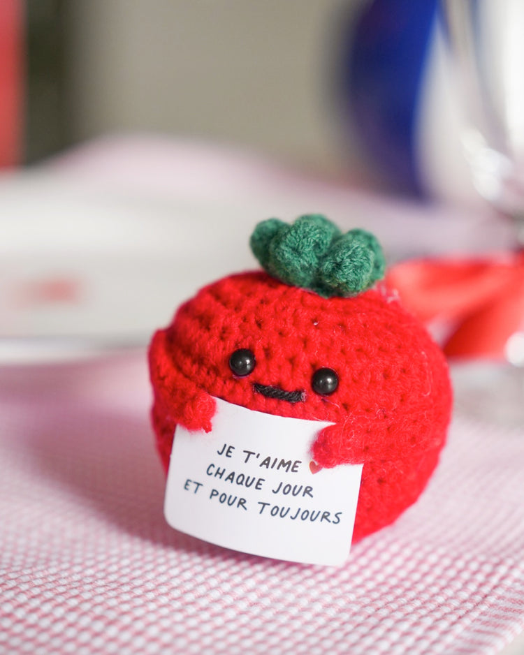 Peluche tomate avec message d'amour en gros plan