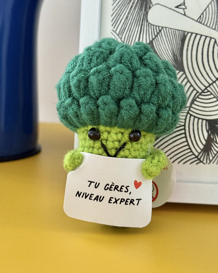 Brocoli en peluche avec message humoristique sur fond clair.