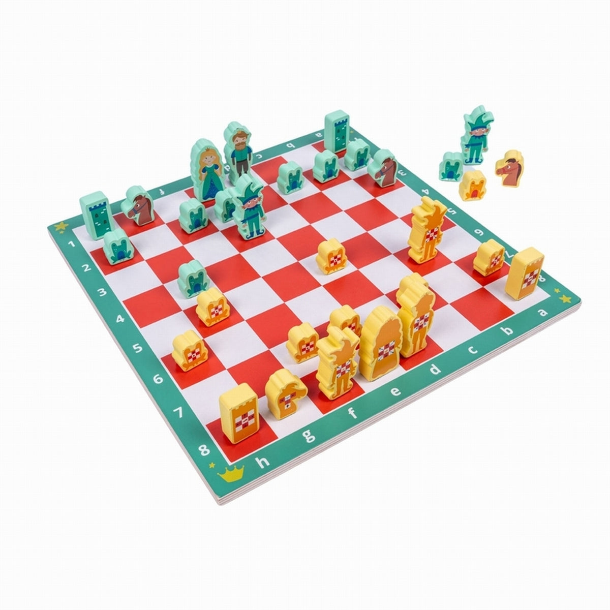Jeu d'échecs en bois avec pièces colorées sur un plateau