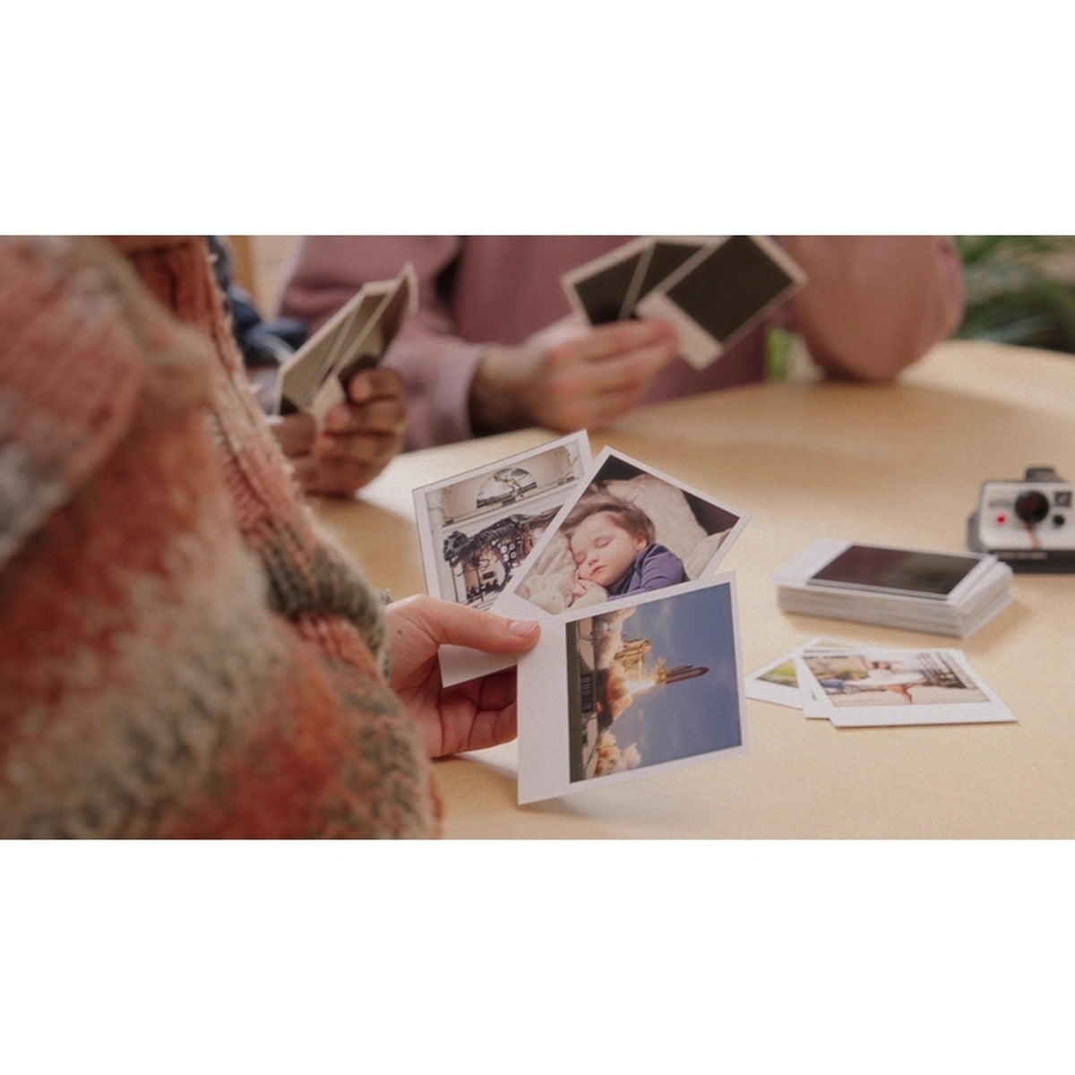 Boîte de Polaroid le jeu avec des illustrations colorées