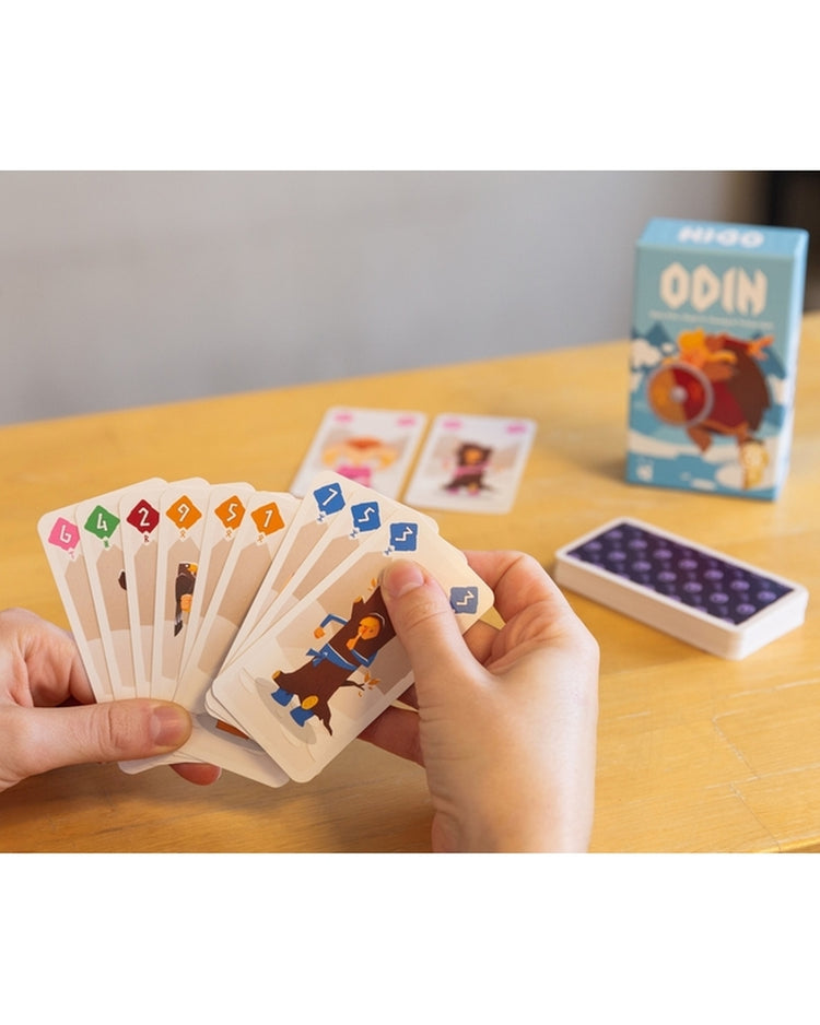 Jeu de cartes Odin avec illustrations vikings sur le dessus