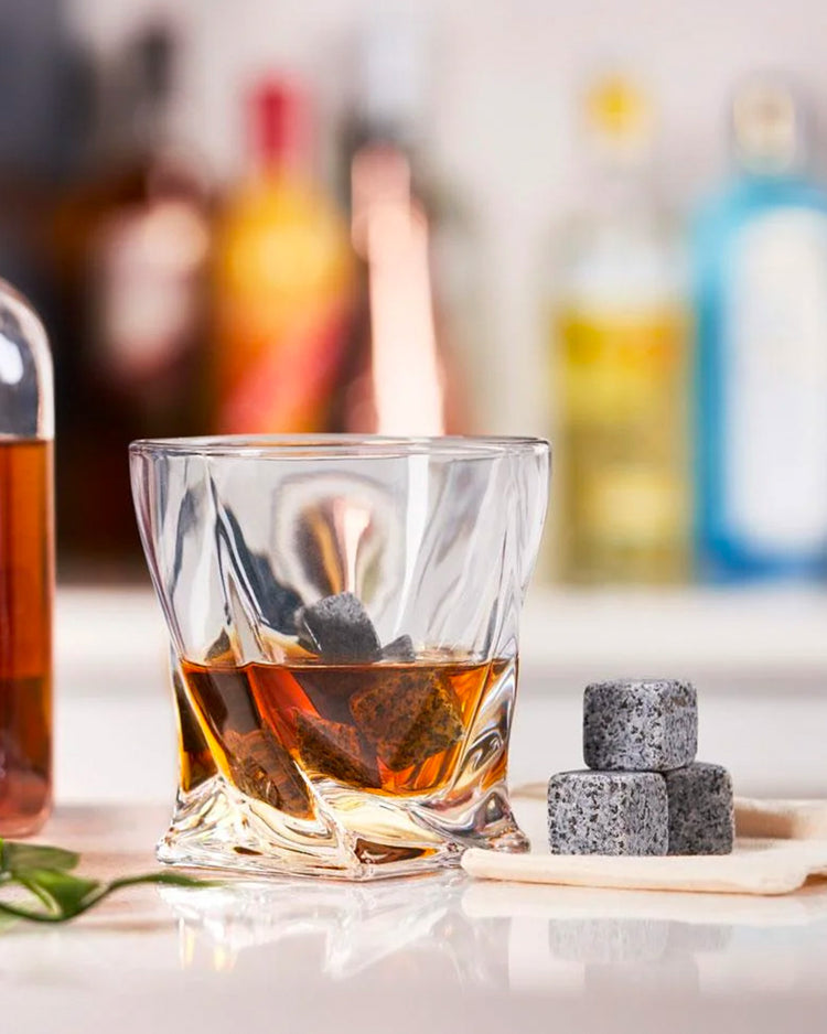 Pierres à whisky en forme de cœurs sur fond clair
