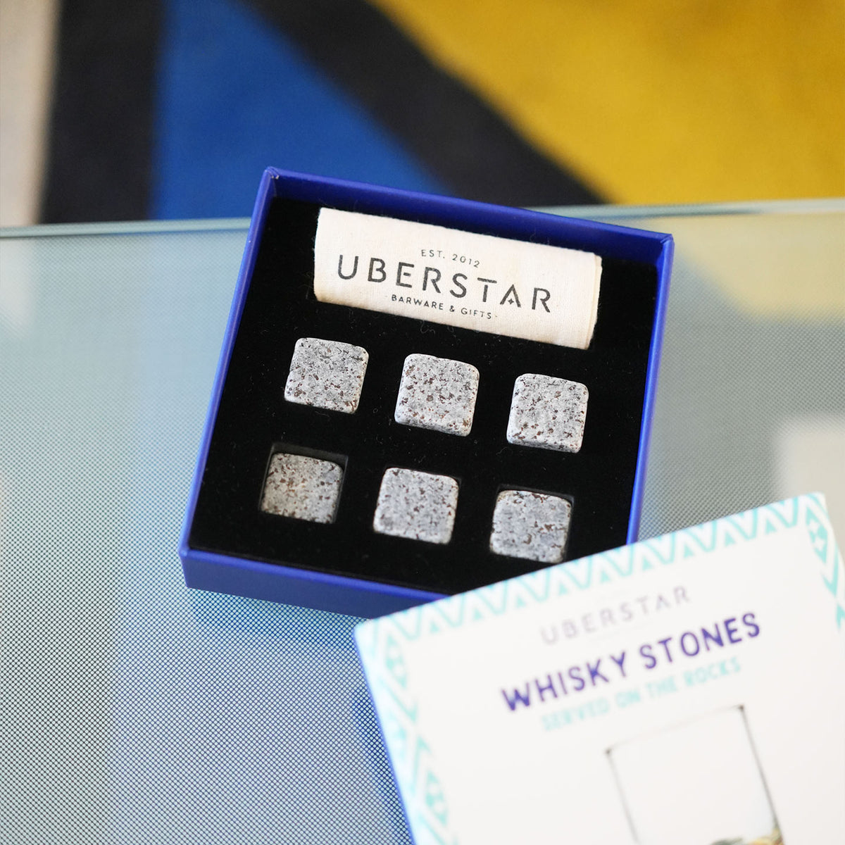 Pierres à whisky en forme de cœurs sur fond clair