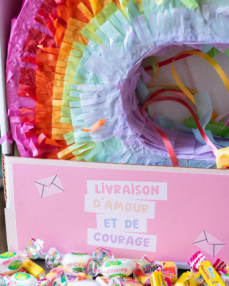 Piñata arc-en-ciel vue de côté avec bonbons colorés.